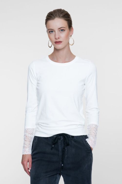 62600-26 Off White